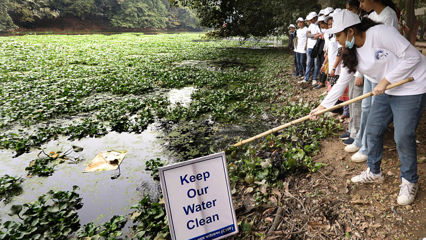 Dhanmondi Lake cleanup campaign in photos