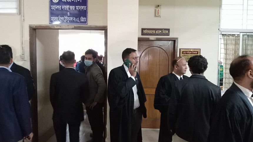 Tight security in Ctg court as SC lawyers arrive to seek Chinmoy’s bail Tight security in Ctg court as SC lawyers arrive to seek Chinmoy’s bail