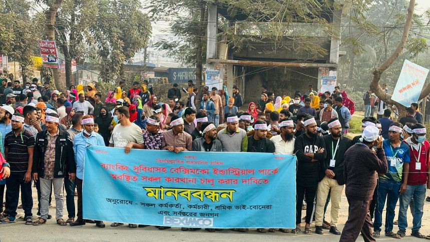 Beximco workers form human chain demanding reopening of factories Beximco workers form human chain demanding reopening of factories