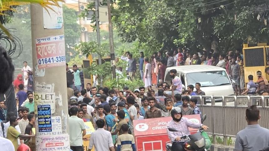 clash over ban on battery-run rickshaws clash over ban on battery-run rickshaws