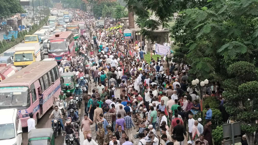Thousands gather to welcome Khaleda Zia at Dhaka airport Thousands gather to welcome Khaleda Zia at Dhaka airport