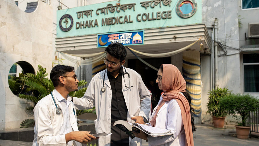 International medical students in front of Dhaka Medical College International medical students in front of Dhaka Medical College