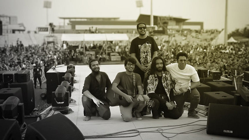 Kaaktaal posing for a photo on the stage Kaaktaal posing for a photo on the stage