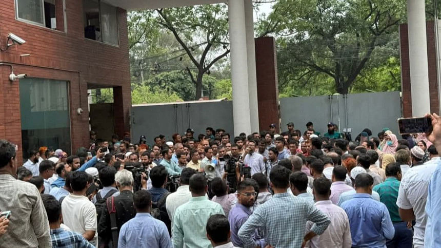 Secretariat employees protest against 'stricter' govt service law Secretariat employees protest against 'stricter' govt service law