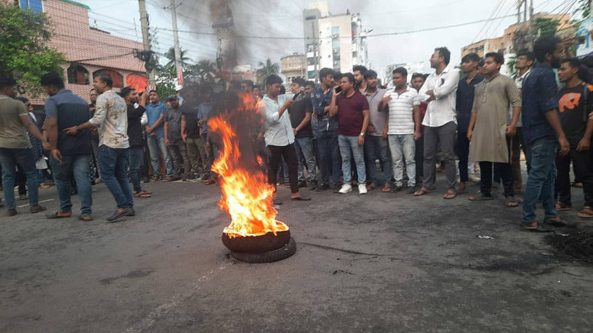 students protest at khulna police headquarters students protest at khulna police headquarters