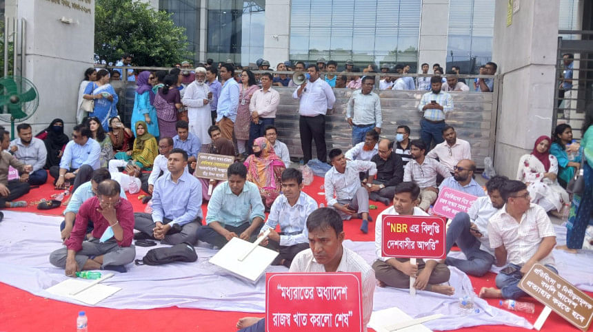 NBR officials pen down strike NBR officials pen down strike