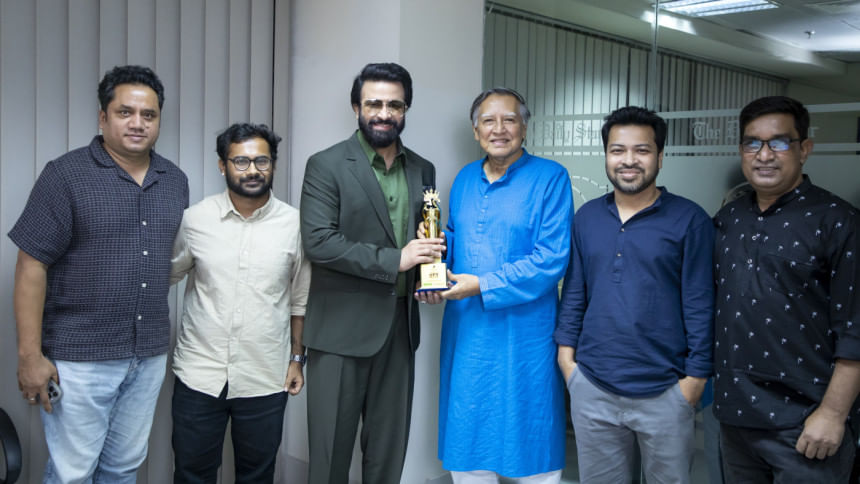 Shakib Khan receives Silver Jubilee Award at The Daily Star Shakib Khan receives Silver Jubilee Award at The Daily Star