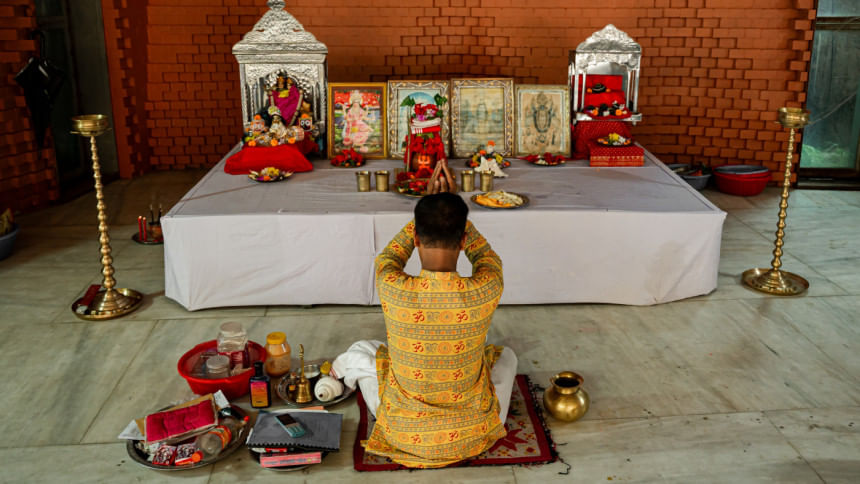 The people who make Durga Puja happen behind the scenes The people who make Durga Puja happen behind the scenes