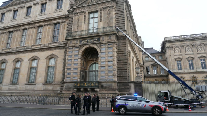 Chainsaw-wielding robbers flee Louvre with jewellery