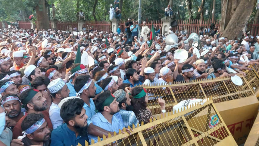 Police block teachers' 'hunger march' near Dhaka's Shikkha Bhaban