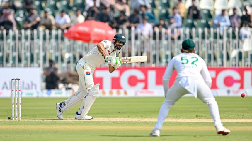 Pakistan punish sloppy South Africa to reach 259-5