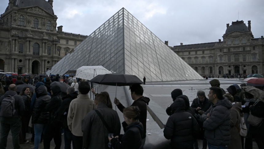 Louvre reopens for first time after jewel heist