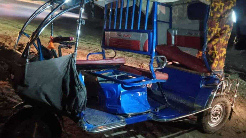 3 killed as bus hits auto-rickshaw in Narsingdi