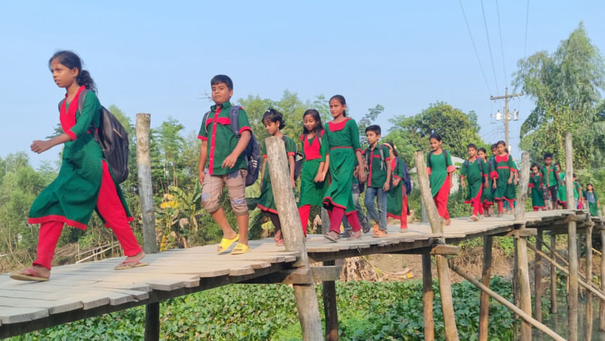 Phulbaria upazila in Mymensingh: Decades on, locals still depend on wooden bridges