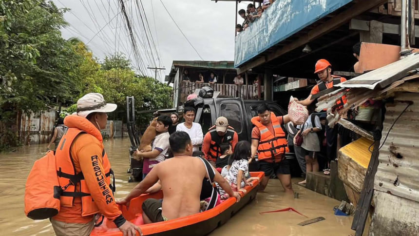 Typhoon flooding kills 26, strands thousands in central Philippines