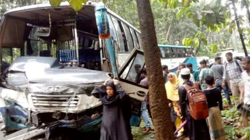 5 of a family killed in bus-microbus collision in Cox’s Bazar