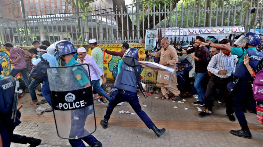 Police charge batons, fire tear gas to disperse protesting primary teachers at Shahbagh