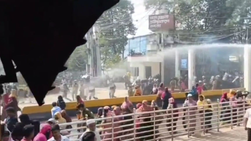 Four DEPZ factory workers block highway; water cannons used to disperse them