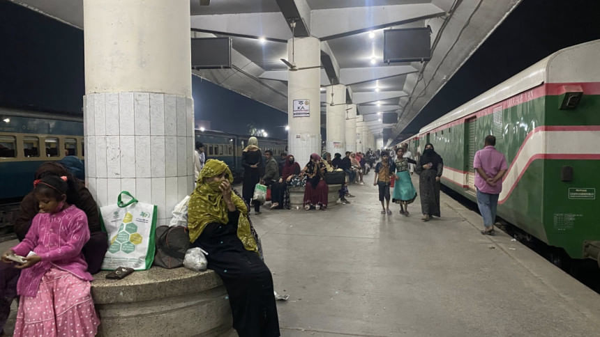 Commuters bear the brunt of Rajshahi rail blockade by BCS candidates