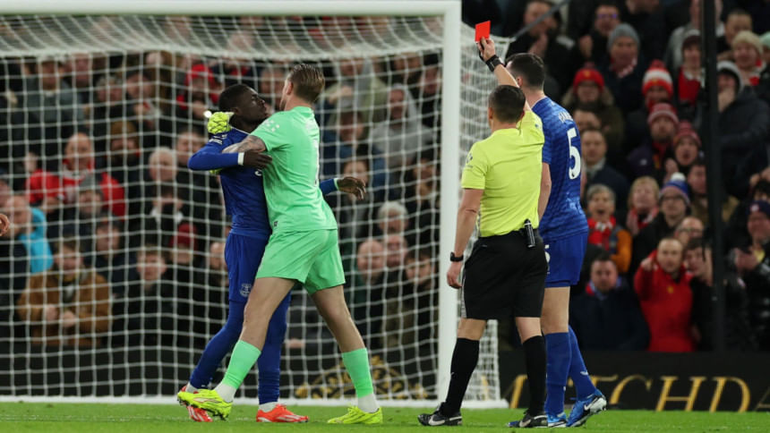 Everton defeat Man Utd despite Gueye’s red card for slapping teammate