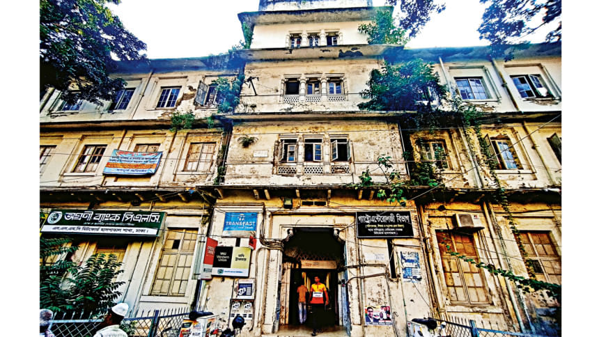 Highly risky Dhaka buildings still in use