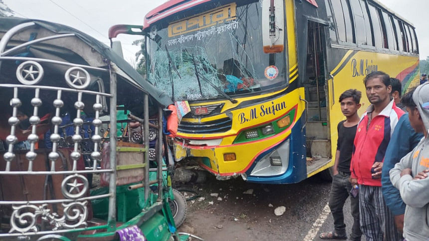 3 killed as bus collides with human haulier in Jhalakathi