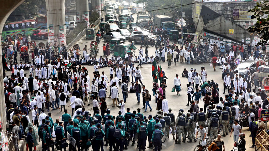Protests disrupt city life in Dhaka Protests disrupt city life in Dhaka