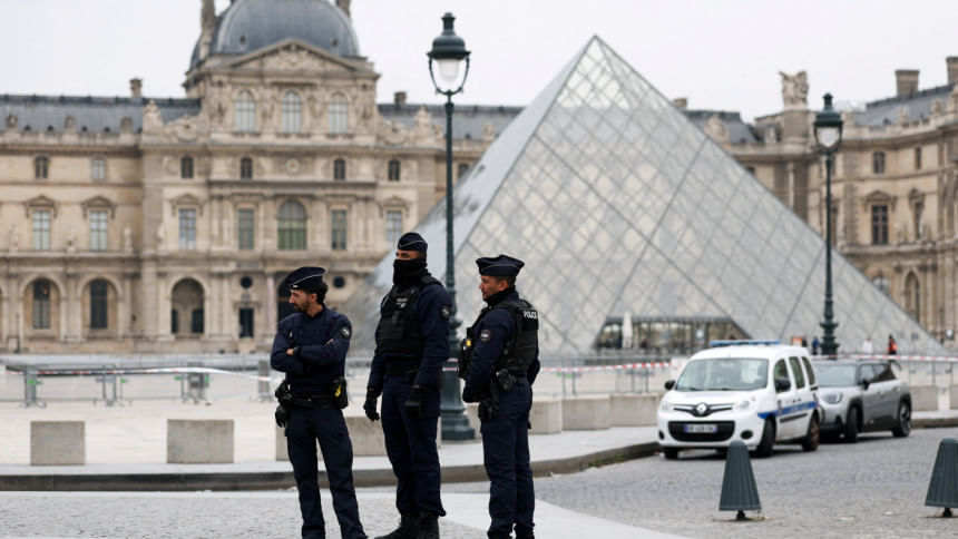 Louvre closed after daring robbery