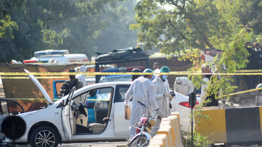 Suicide bomber kills 12 outside Islamabad court
