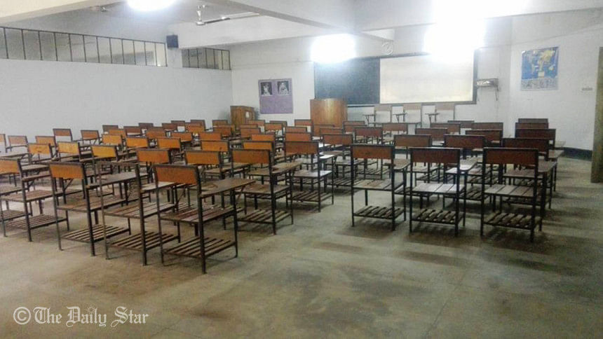 Students could not attend their classes at Chittagong University Students could not attend their classes at Chittagong University