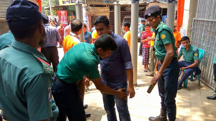 Janmashtami celebration Janmashtami, Dhakeshwari Temple, Dhaka, Bangladesh, police check post