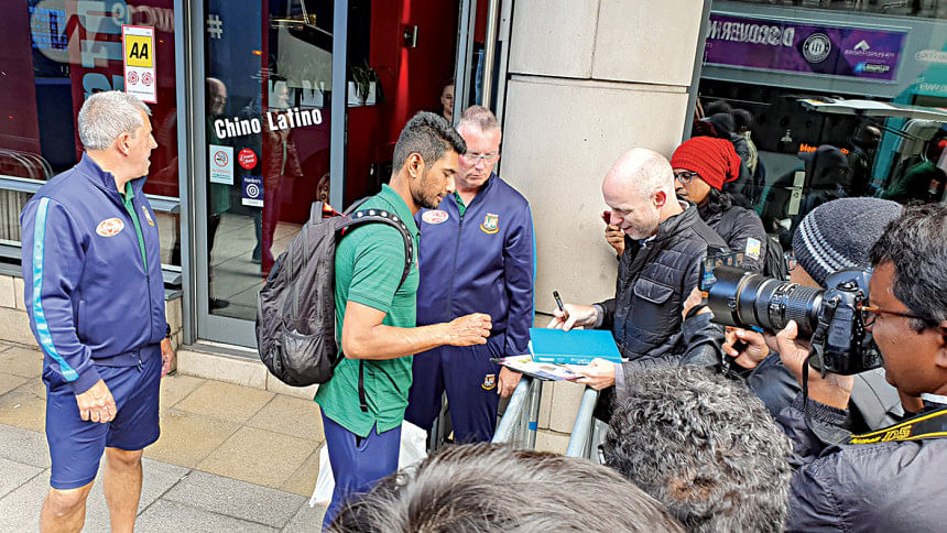 Mahmudullah Riyad giving autograph to fan Mahmudullah Riyad giving autograph to fan druing ICC Cricket World Cup 2019