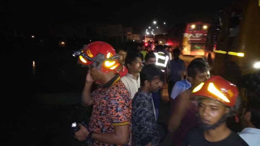 Taxi falls into Turag river Taxi falls into Turag river