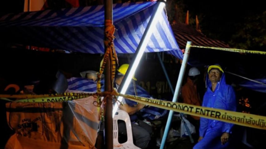 Rescuers begin mission to extract Thai cave boys Rescuers begin mission to extract Thai cave boys