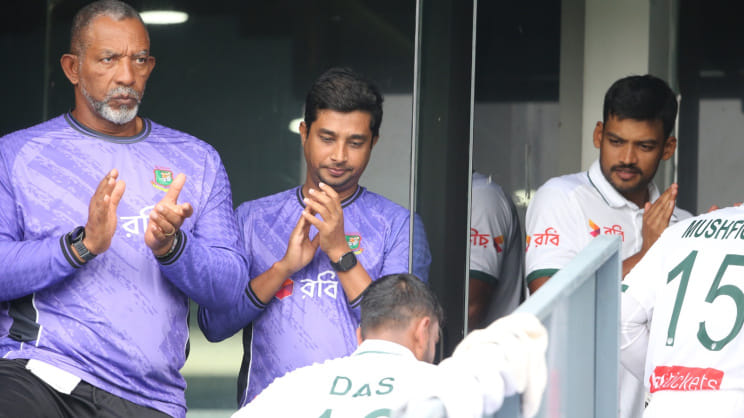 Teammates and coaching staff applaud the effort of Mushfiqur Rahim and Litton Das as the duo walk into the dressing room following a crucial partnership. Photo: Firoz Ahmed