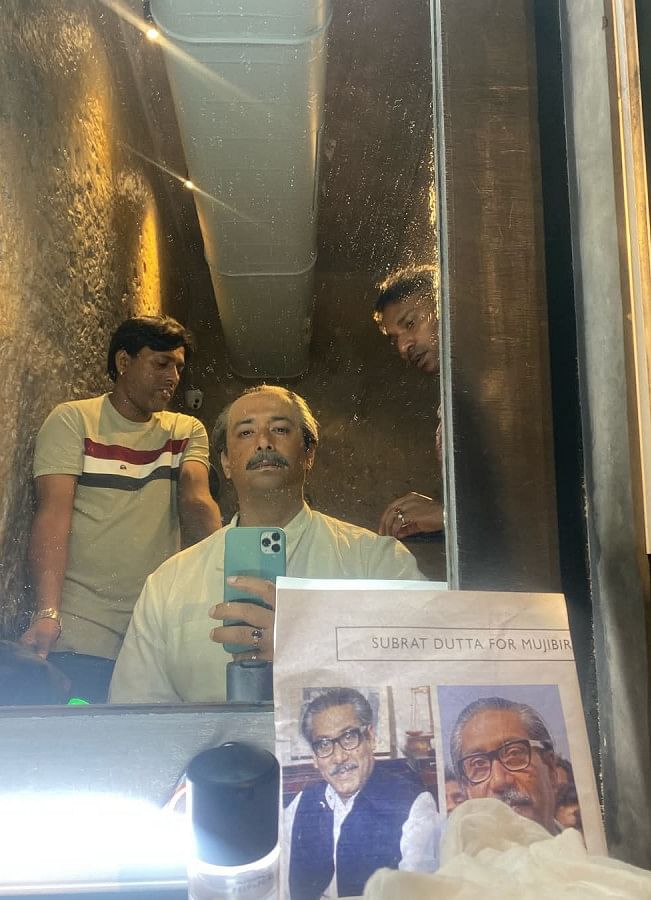 Kangana goes viral after posing with on-screen ‘Bangabandhu’ Kangana goes viral after posing with on-screen ‘Bangabandhu’