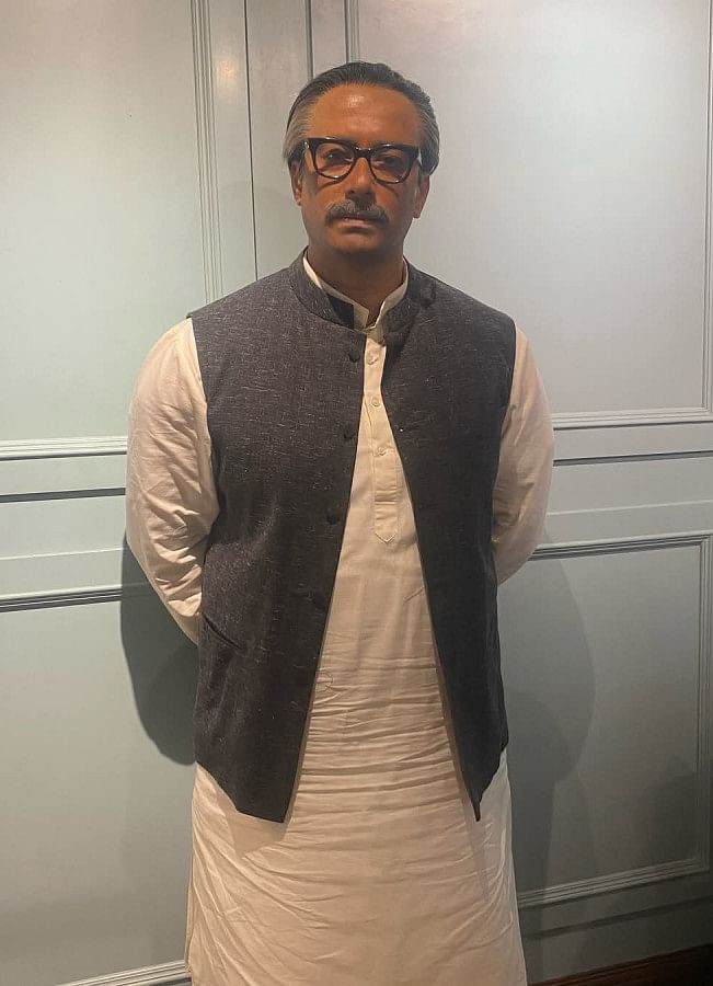 Kangana goes viral after posing with on-screen ‘Bangabandhu’ Kangana goes viral after posing with on-screen ‘Bangabandhu’