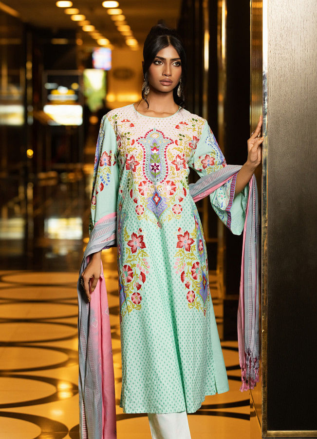 Light fabrics, bold prints: Summer 2025 fashion trends Light fabrics, bold prints: Summer 2025 fashion trends