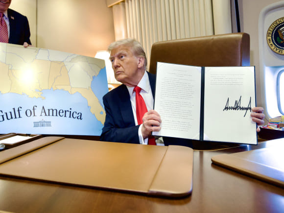 President_Donald_Trump_on_Air_Force_One_poses_next_to_a_map_of_the_Gulf_of_America_during_a_flight_to_New_Orleans_on_February_9,_2025.jpg