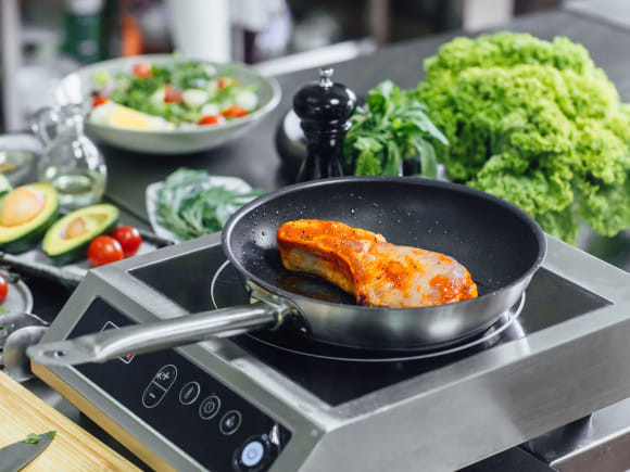 close-up-frying-pan-vegetables-professional-kitchen_optimized_8000.jpg