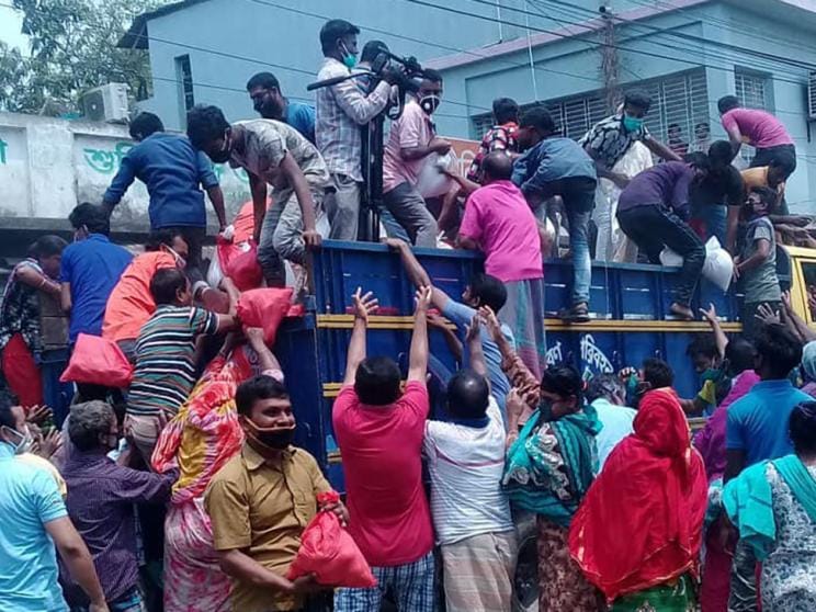 Jamalpur relief loot pic-1 - Copy.jpg