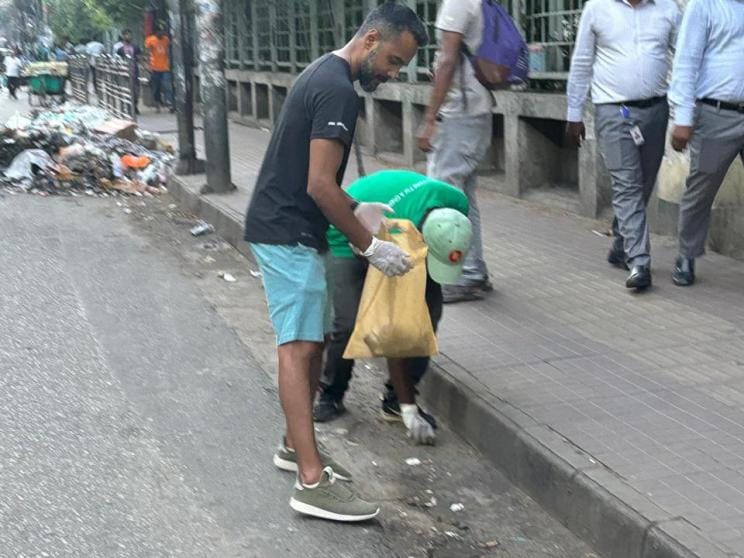 From rockstar to ‘jharudar’, no work is small for exemplary musicians 