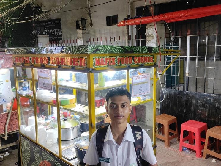 Forget startups, Nafiz Azad Prithibi’s food cart is schooling us on Business 101