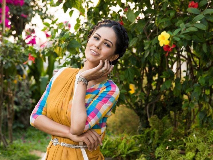 A versatile guide to styling belly chains with elegance and playfulness 