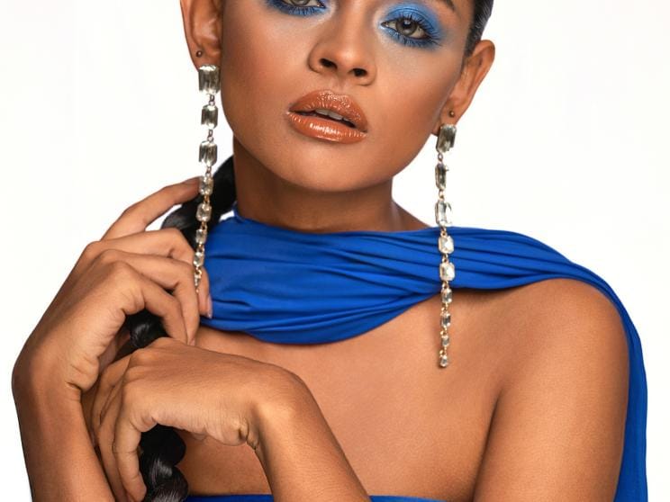 Elevate your summer look with bright teal and turquoise makeup