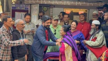  Artistes distribute blankets among fellow artistes at FDC