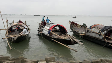 Diesel crisis leaves thousands of fishermen idle in Shariatpur.jpg
