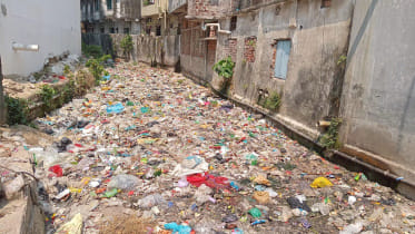 Jamal-Khan-canal-clogs.jpg