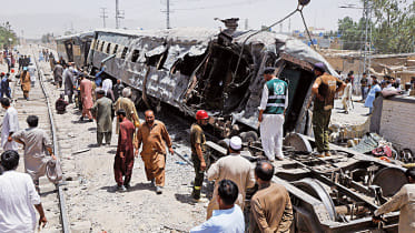 Pakistani-train-blast.jpg