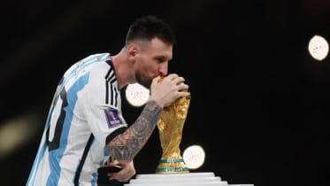 Messi-Kiss-Lusail.jpg
